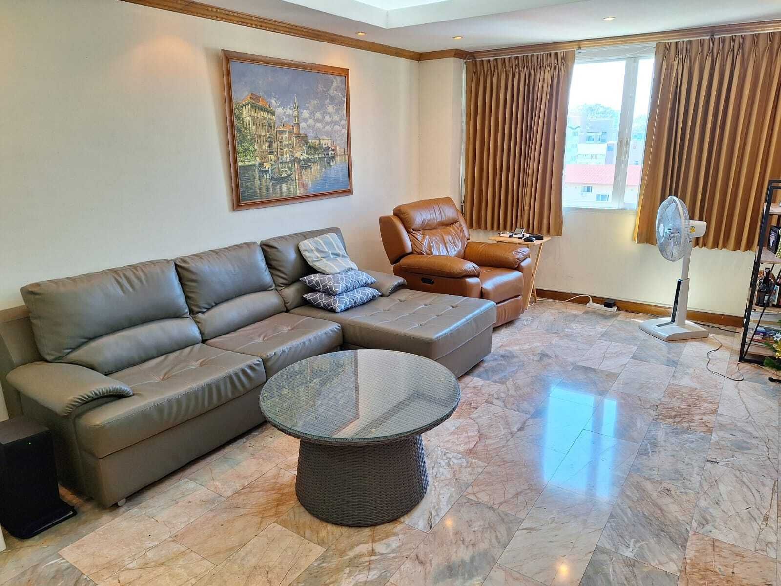 Spacious 1-BR unit in quiet, yet central location