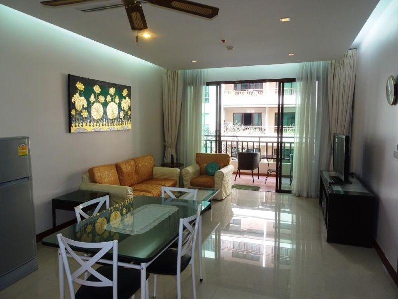 Cozy Pool View 1 BR Apartment