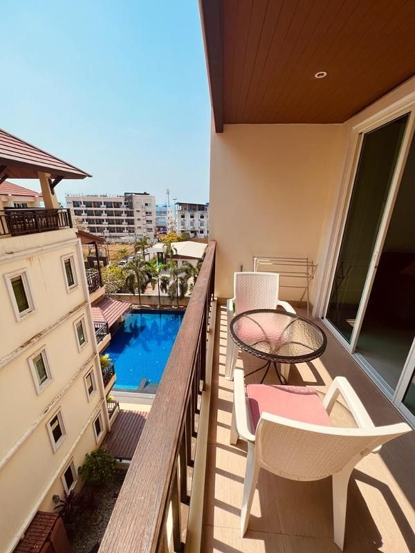 Large 2 Bedroom with Pool View