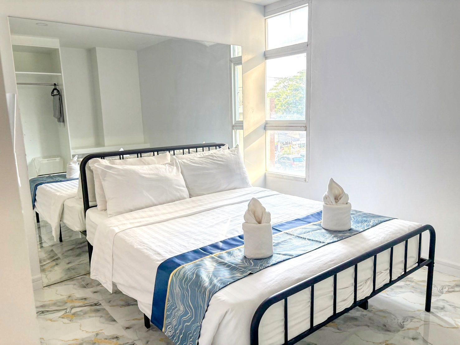 Modern Comfort Near Beach & Night Market