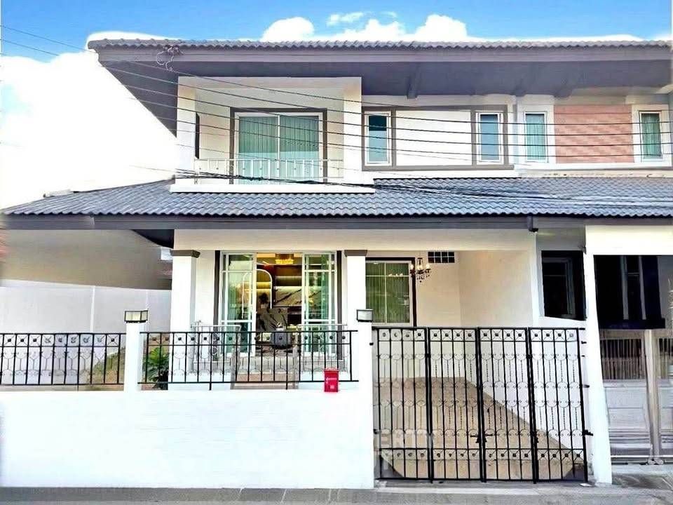 4-BR Semi-detached House close to East Pattaya