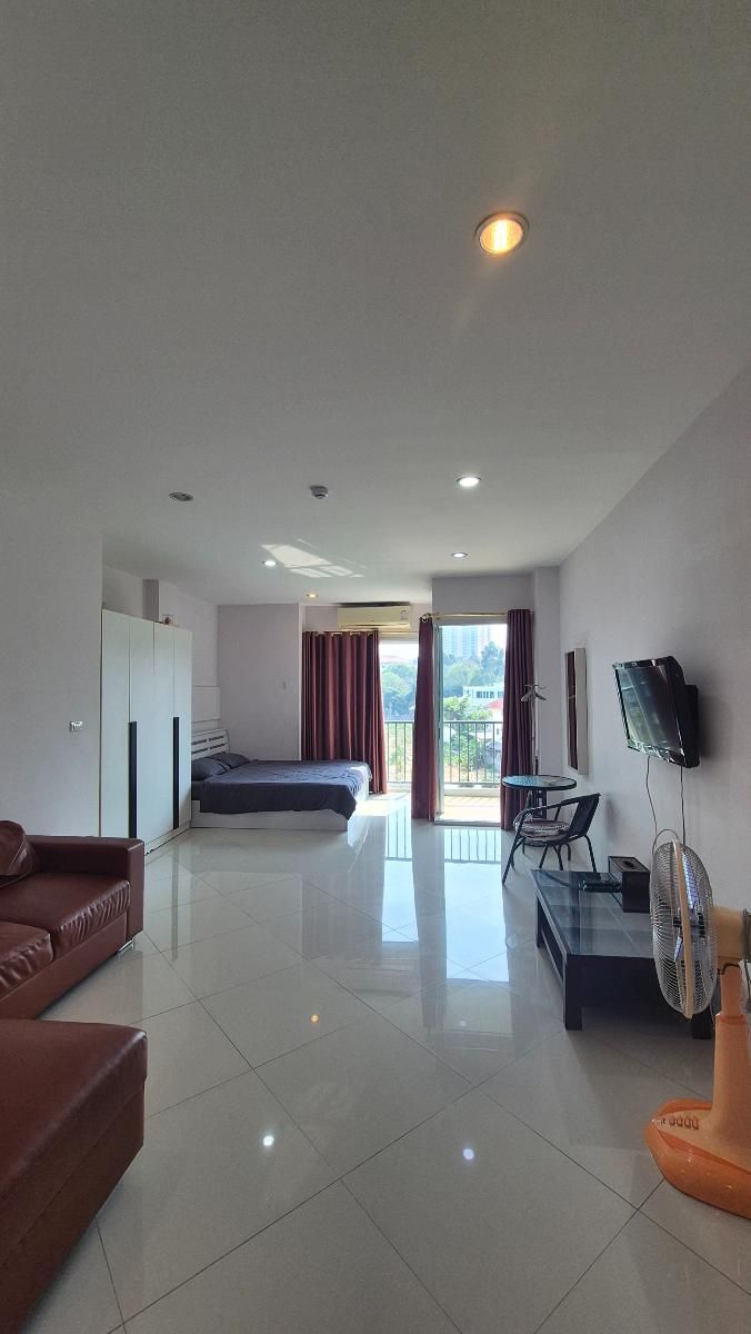 Spacious City View Studio in Pratumnak