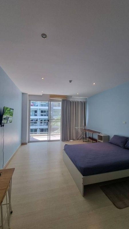 Sleek and Spacious Studio with Pool View