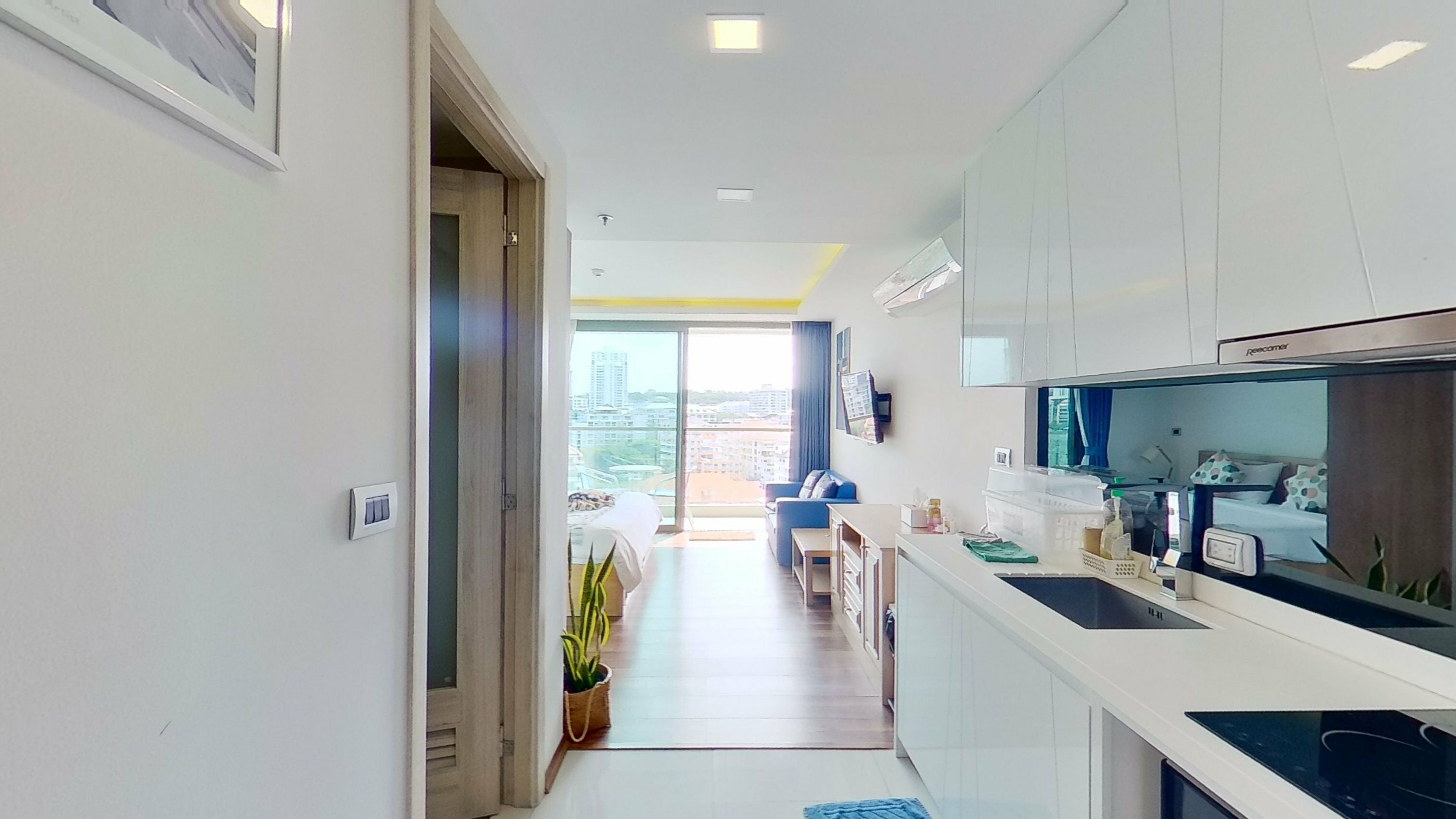 Studio room for rent at The Peak Towers