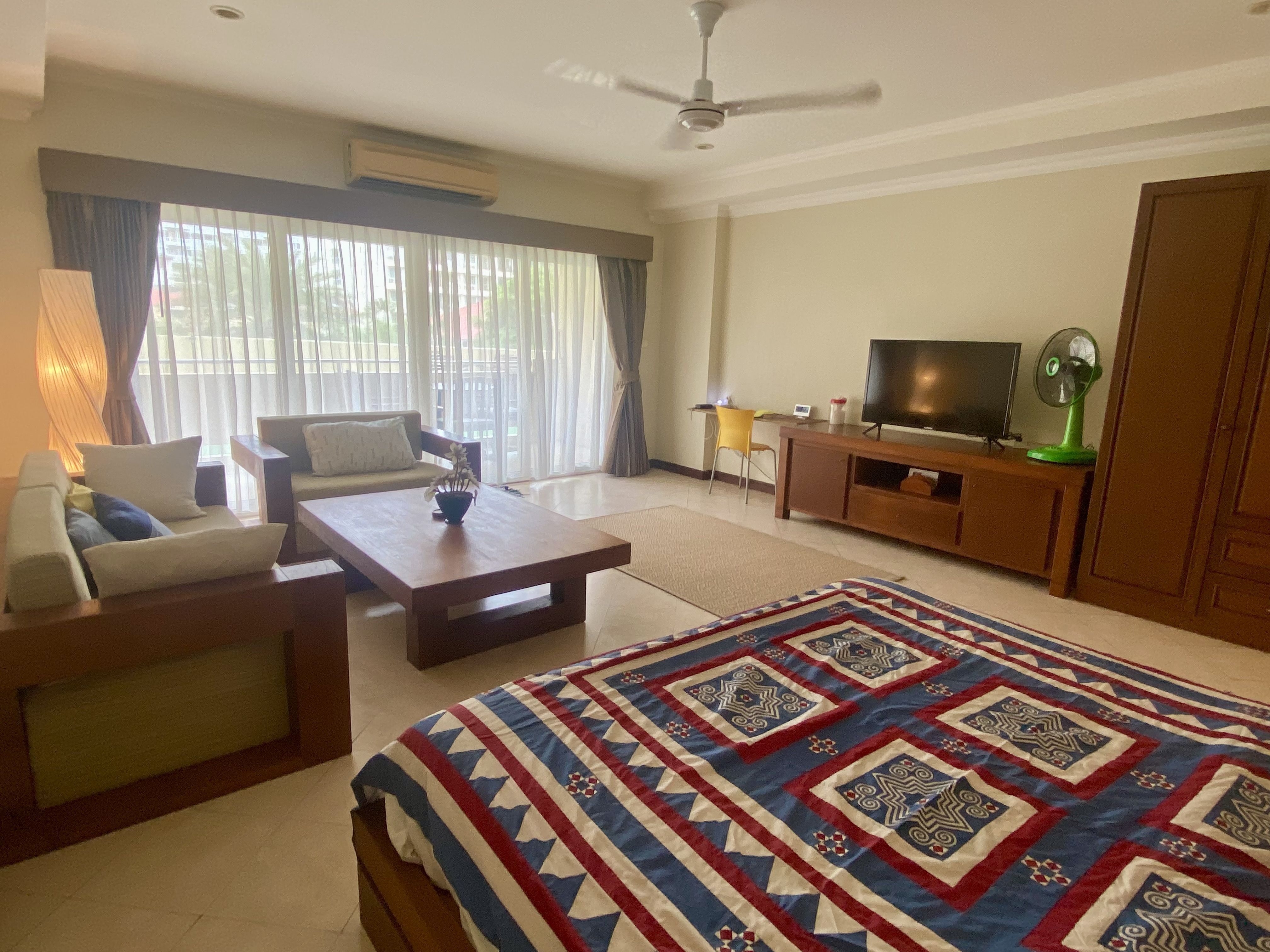 “Pool-View Studio with Unobstructed Main View“