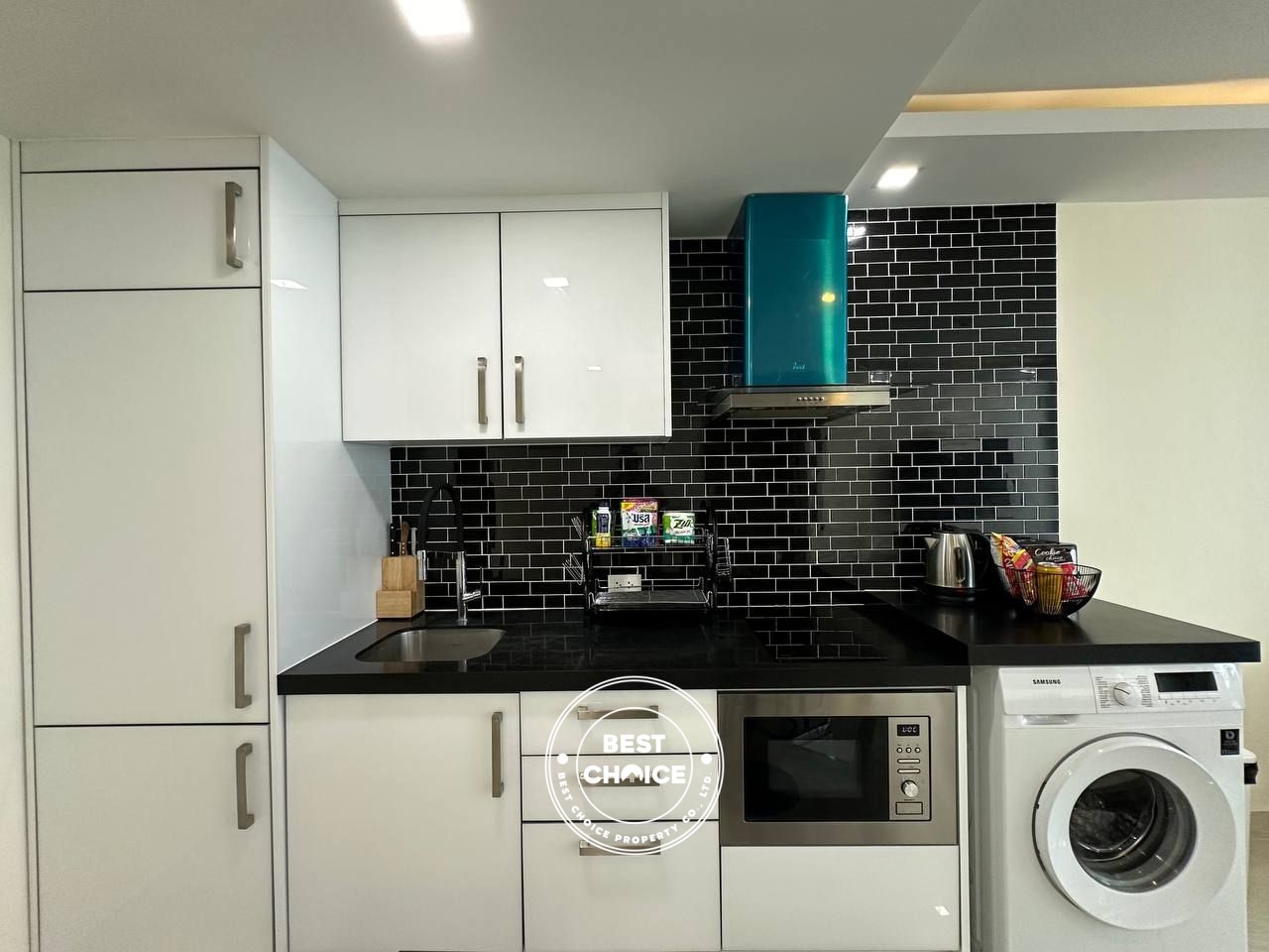 Grand Avenue I Perfect Location | Monthstay Z